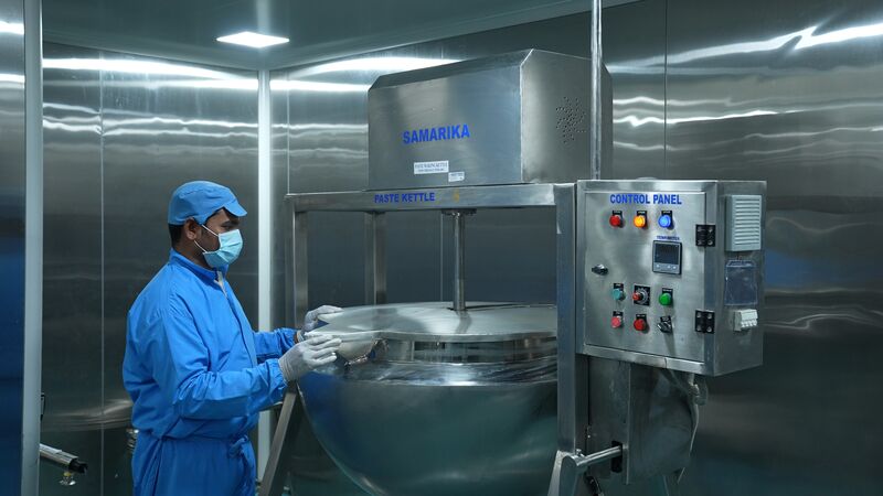 Operator at the process kettle